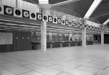 152628 Interieur van het N.S.-station Schiedam te Schiedam: hal met loketbalie.N.B. De naam van het station is op 25 ...
